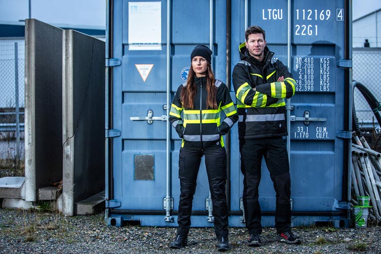 Två personer har på sig kläder med lite varsel kring mage och armar.