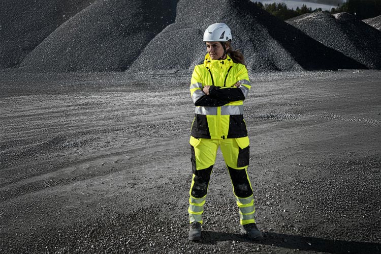 En person har på sig kläder med varsel över på stora delar av plaggen.
