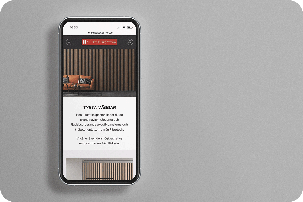 En mobiltelefon som visar Akustikexpertens hemsida.