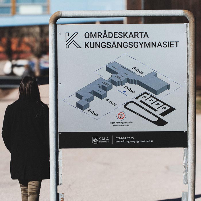 En skylt som visar områdeskarta över Kungsängsgymnasiet.